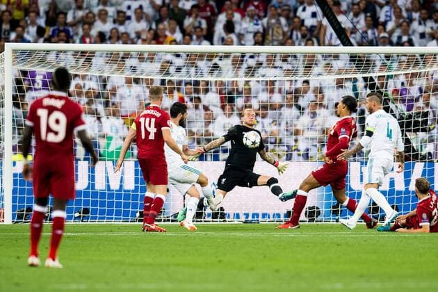 Fußball, CL Finale, Real Madrid - FC Liverpool 180526 Isco of Real Madrid and goalkeeper Loris Karius of Liverpool during the UEFA Champions League final between Real Madrid and Liverpool on May 26, 2018 in Kyiv. Photo: Vegard Wivestad Grott BILDBYRAN kod VG 170178 Copyright: VEGARDxWIVESTADxGRoTT BB180526ZD008