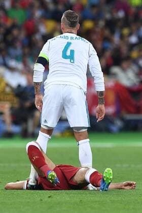 Fußball, CL Finale, Real Madrid - FC Liverpool Fußball Champions League Finale Real Madrid - FC Liverpool am 26.05.2018 im Olympiastadion in Kiew Mohamed Salah ( Liverpool ) verletzt am Boden - Sergio Ramos ( Madrid ), dahinter