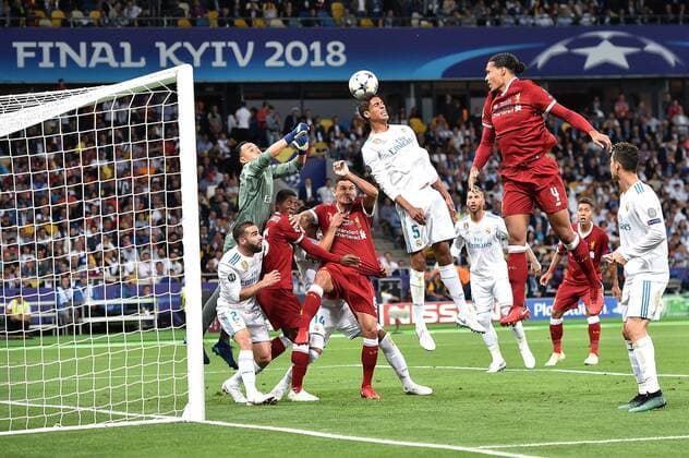 Fußball Champions League Finale Real Madrid - FC Liverpool am 26.05.2018 im Olympiastadion in Kiew Raphael Varane ( Madrid ), mitte - rettet vor Kolo Toure ( Liverpool ), rechts