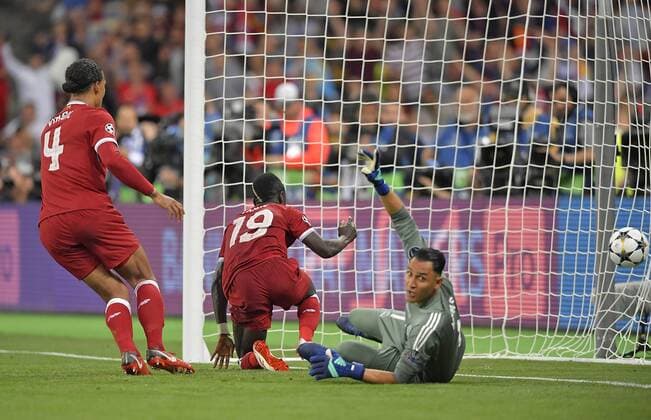 Fußball, CL Finale, Real Madrid - FC Liverpool 26.05.2018, Fussball UEFA Championsleague Finale 2018, Real Madrid - FC Liverpool, im Olympiastadion Kiew (Ukraine). Tor zum 1:1 , v.l. Virgil Van Dijk (FC Liverpool) , Torschütze Sadio Mane (FC Liverpool) gegen Torwart Keylor Navas (Real Madrid)