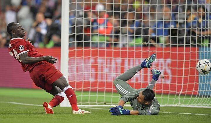 Fußball, CL Finale, Real Madrid - FC Liverpool 26.05.2018, Fussball UEFA Championsleague Finale 2018, Real Madrid - FC Liverpool, im Olympiastadion Kiew (Ukraine). Tor zum 1:1 , v.l. Torschütze Sadio Mane (FC Liverpool) gegen Torwart Keylor Navas (Real Madrid)