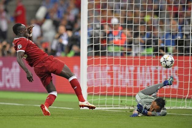 Fußball, CL Finale, Real Madrid - FC Liverpool 26.05.2018, Fussball UEFA Championsleague Finale 2018, Real Madrid - FC Liverpool, im Olympiastadion Kiew (Ukraine). Tor zum 1:1 , v.l. Torschütze Sadio Mane (FC Liverpool) gegen Torwart Keylor Navas (Real Madrid)