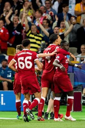 Fußball, CL Finale, Real Madrid - FC Liverpool 180526 Sadio Mane celebrates with Georginio Wijnaldum, Trent Alexander-Arnold and Virgil Van Dijk of Liverpool after 1-1 during the UEFA Champions League final between Real Madrid and Liverpool on May 26, 2018 in Kyiv. Photo: Vegard Wivestad Grott BILDBYRAN kod VG 170178 Copyright: VEGARDxWIVESTADxGRoTT BB180526ZF013