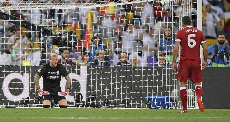 Fußball, CL Finale, Real Madrid - FC Liverpool 26.05.2018, Fussball UEFA Championsleague Finale 2018, Real Madrid - FC Liverpool, im Olympiastadion Kiew (Ukraine). v.l. Torwart Loris Karius (FC Liverpool) und Dejan Lovren (FC Liverpool) enttäuscht nach dem Treffer von Madird zum 3:1