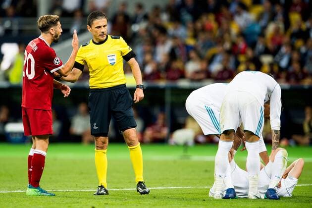 Fußball, CL Finale, Real Madrid - FC Liverpool 180526 Adam Lallana of Liverpool in discussion with referee Milorad Mazic of Serbia during the UEFA Champions League final between Real Madrid and Liverpool on May 26, 2018 in Kyiv. Photo: Vegard Wivestad Grott BILDBYRAN kod VG 170178 Copyright: VEGARDxWIVESTADxGRoTT BB180526ZG025
