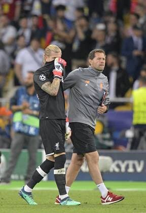 Fußball, CL Finale, Real Madrid - FC Liverpool 26.05.2018, Fussball UEFA Championsleague Finale 2018, Real Madrid - FC Liverpool, im Olympiastadion Kiew (Ukraine). Torwart Loris Karius (FC Liverpool) enttäuscht und wird von Torwart-Trainer John Achterberg (FC Liverpool) getröstet