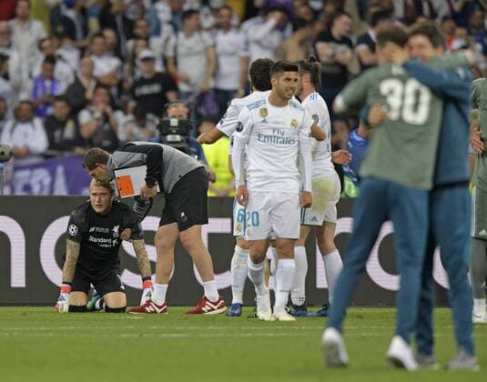 Fußball, CL Finale, Real Madrid - FC Liverpool 26.05.2018, Fussball UEFA Championsleague Finale 2018, Real Madrid - FC Liverpool, im Olympiastadion Kiew (Ukraine). Torwart Loris Karius (li., FC Liverpool) enttäuscht und wird von Torwart-Trainer John Achterberg (2v.l., FC Liverpool) getröstet