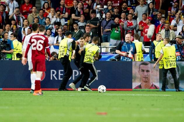 Fußball, CL Finale, Real Madrid - FC Liverpool 180526 A spectator enters the pitch during the UEFA Champions League final between Real Madrid and Liverpool on May 26, 2018 in Kyiv. Photo: Vegard Wivestad Grott BILDBYRAN kod VG 170178 Copyright: VEGARDxWIVESTADxGRoTT BB180526ZZ025