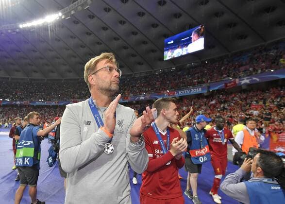 Fußball, CL Finale, Real Madrid - FC Liverpool 26.05.2018, Fussball UEFA Championsleague Finale 2018, Real Madrid - FC Liverpool, im Olympiastadion Kiew (Ukraine). Trainer Jürgen Klopp (FC Liverpool) bedankt sich bei den mitgereisten Fans