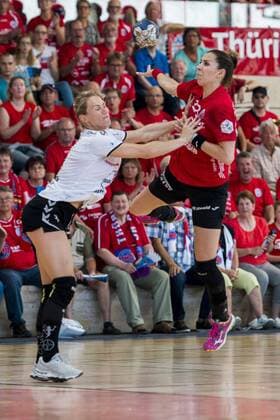 1. HANDBALL DAMEN BUNDESLIGA THÜRINGER HC - BAYER LEVERKUSEN 26 05 2018 - Bad Langensalza: Iveta Luzumova 18 (Thüringer HC) gegen Zivile Jurgutyte 3 (TSV Bayer 04 Leverkusen) im Damen 1. Bundesliga Handball Spiel des Thüringer HC gegen TSV Bayer 04 Leverkusen am 26. Mai 2018 in Bad Langensalza. _________________