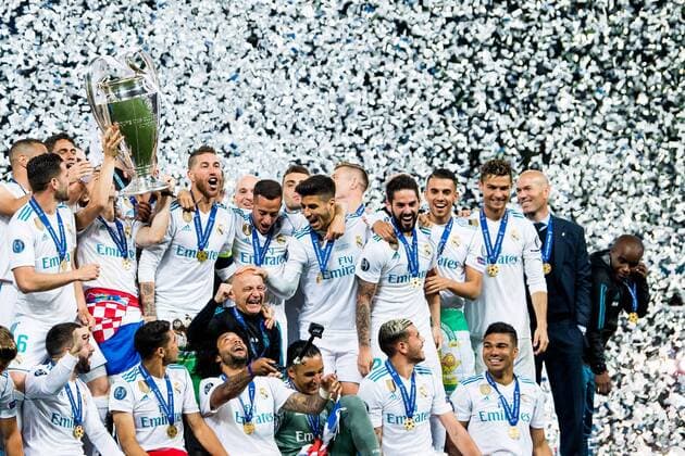180526 Players of Real Madrid celebrate with the trophy after the UEFA Champions League final between Real Madrid and Liverpool on May 26, 2018 in Kyiv. Photo: Vegard Wivestad Grott BILDBYRAN kod VG 170178 Copyright: VEGARDxWIVESTADxGRoTT BB180526ZV037