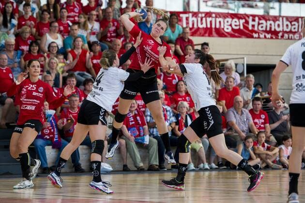 1. HANDBALL DAMEN BUNDESLIGA THÜRINGER HC - BAYER LEVERKUSEN 26 05 2018 - Bad Langensalza: Beate Scheffknecht 4 (Thüringer HC) gegen Anna Seidel 4 (TSV Bayer 04 Leverkusen) und Jenny Karolius 14 (TSV Bayer 04 Leverkusen) im Damen 1. Bundesliga Handball Spiel des Thüringer HC gegen TSV Bayer 04 Leverkusen am 26. Mai 2018 in Bad Langensalza. _________________