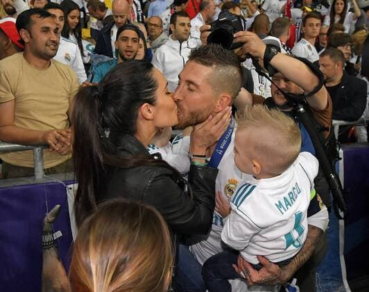 Fußball, Real Madrid gewinnt Champions League 26.05.2018, Fussball UEFA Championsleague Finale 2018, Real Madrid - FC Liverpool, im Olympiastadion Kiew (Ukraine). Sieger Real Madrid feiert den Gewinn der Champions League , Sergio Ramos (Real Madrid) mit Freundin Pila Rubio und seinen Kindern