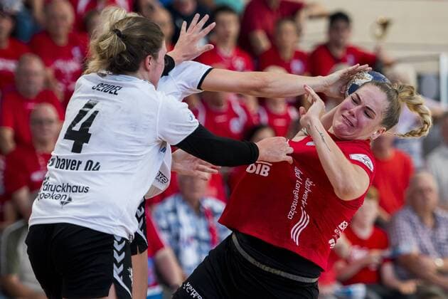 1. HANDBALL DAMEN BUNDESLIGA THÜRINGER HC - BAYER LEVERKUSEN 26 05 2018 - Bad Langensalza: Zivile Jurgutyte 3 (TSV Bayer 04 Leverkusen) und Anna Seidel 4 (TSV Bayer 04 Leverkusen) gegen Beate Scheffknecht 4 (Thüringer HC) im Damen 1. Bundesliga Handball Spiel des Thüringer HC gegen TSV Bayer 04 Leverkusen am 26. Mai 2018 in Bad Langensalza. _________________