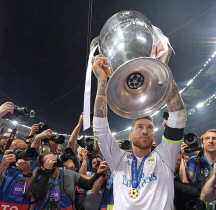 Fußball, Real Madrid gewinnt Champions League 26.05.2018, Fussball UEFA Championsleague Finale 2018, Real Madrid - FC Liverpool, im Olympiastadion Kiew (Ukraine). Sieger Real Madrid feiert den Gewinn der Champions League , Sergio Ramos (Real Madrid) mit dem Pokal