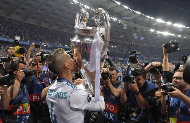 Fußball, Real Madrid gewinnt Champions League 26.05.2018, Fussball UEFA Championsleague Finale 2018, Real Madrid - FC Liverpool, im Olympiastadion Kiew (Ukraine). Sieger Real Madrid feiert den Gewinn der Champions League , Sergio Ramos (Real Madrid) mit dem Pokal umringt von Journalisten