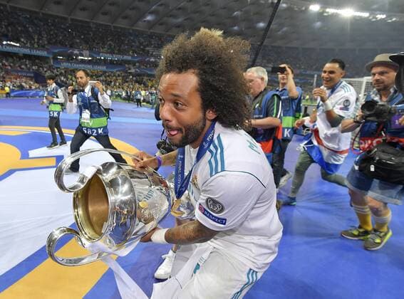 Fußball, Real Madrid gewinnt Champions League 26.05.2018, Fussball UEFA Championsleague Finale 2018, Real Madrid - FC Liverpool, im Olympiastadion Kiew (Ukraine). Sieger Real Madrid feiert den Gewinn der Champions League , Marcelo (Real Madrid) mit dem Pokal