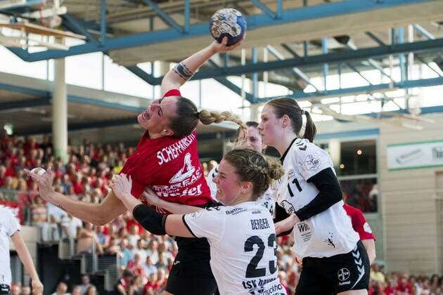 1. HANDBALL DAMEN BUNDESLIGA THÜRINGER HC - BAYER LEVERKUSEN 26 05 2018 - Bad Langensalza: Beate Scheffknecht 4 (Thüringer HC) gegen Amelie Berger 23 (TSV Bayer 04 Leverkusen) und Annefleur Bruggeman 11 (TSV Bayer 04 Leverkusen) im Damen 1. Bundesliga Handball Spiel des Thüringer HC gegen TSV Bayer 04 Leverkusen am 26. Mai 2018 in Bad Langensalza. _________________