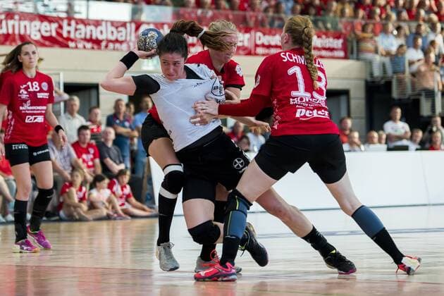 1. HANDBALL DAMEN BUNDESLIGA THÜRINGER HC - BAYER LEVERKUSEN 26 05 2018 - Bad Langensalza: Jenny Karolius 14 (TSV Bayer 04 Leverkusen) gegen Saskia Lang 5 (Thüringer HC) und Meike Schmelzer 13 (Thüringer HC) im Damen 1. Bundesliga Handball Spiel des Thüringer HC gegen TSV Bayer 04 Leverkusen am 26. Mai 2018 in Bad Langensalza. _________________