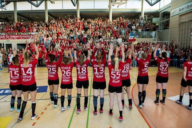 Handball, Damen, Thüringer HC ist Deutscher Meister 1. HANDBALL DAMEN BUNDESLIGA THÜRINGER HC - BAYER LEVERKUSEN 26 05 2018 - Bad Langensalza: Der Thüringer HC jubelt nach dem Sieg im Damen 1. Bundesliga Handball Spiel des Thüringer HC gegen TSV Bayer 04 Leverkusen am 26. Mai 2018 in Bad Langensalza. _________________