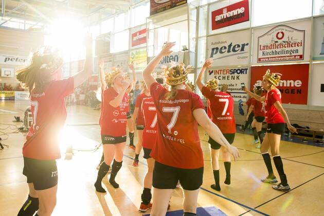 Handball, Damen, Thüringer HC ist Deutscher Meister 1. HANDBALL DAMEN BUNDESLIGA THÜRINGER HC - BAYER LEVERKUSEN 26 05 2018 - Bad Langensalza: Die Damen des Thüringer HC feiern ihre Meisterschaft nach dem Damen 1. Bundesliga Handball Spiel des Thüringer HC gegen TSV Bayer 04 Leverkusen am 26. Mai 2018 in Bad Langensalza. _________________