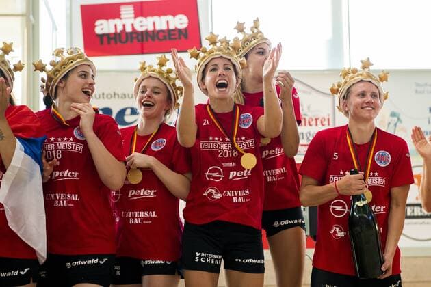 Handball, Damen, Thüringer HC ist Deutscher Meister 1. HANDBALL DAMEN BUNDESLIGA THÜRINGER HC - BAYER LEVERKUSEN 26 05 2018 - Bad Langensalza: Die Damen des Thüringer HC feiern ihre Meisterschaft nach dem Damen 1. Bundesliga Handball Spiel des Thüringer HC gegen TSV Bayer 04 Leverkusen am 26. Mai 2018 in Bad Langensalza. _________________