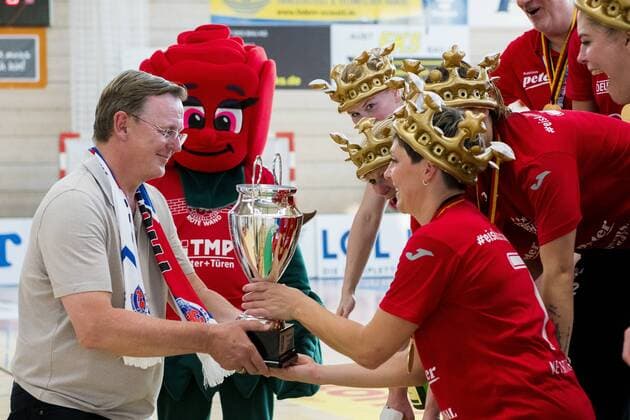 Handball, Damen, Thüringer HC ist Deutscher Meister 1. HANDBALL DAMEN BUNDESLIGA THÜRINGER HC - BAYER LEVERKUSEN 26 05 2018 - Bad Langensalza: Der Thüringer Ministerpräsident, Bodo Ramelow (DIE LINKE), überreicht den Pokal zur gewonnen Meisterschaft an die Thüringer HC Damen nach dem Sieg im Damen 1. Bundesliga Handball Spiel des Thüringer HC gegen TSV Bayer 04 Leverkusen am 26. Mai 2018 in Bad Langensalza. _________________