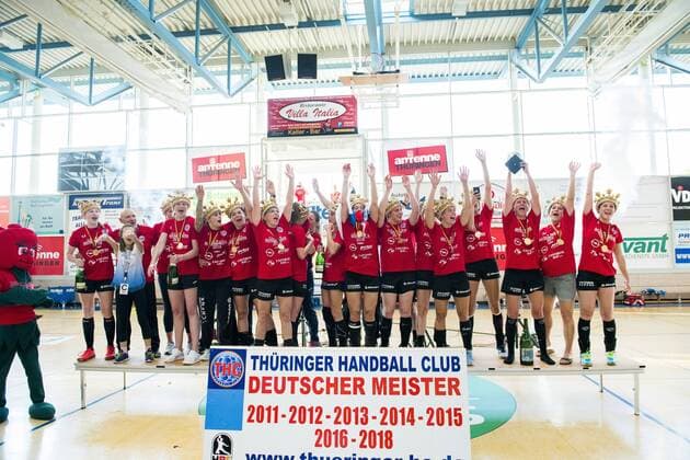 Handball, Damen, Thüringer HC ist Deutscher Meister 1. HANDBALL DAMEN BUNDESLIGA THÜRINGER HC - BAYER LEVERKUSEN 26 05 2018 - Bad Langensalza: Die Damen des Thüringer HC feiern ihre Meisterschaft nach dem Damen 1. Bundesliga Handball Spiel des Thüringer HC gegen TSV Bayer 04 Leverkusen am 26. Mai 2018 in Bad Langensalza. _________________