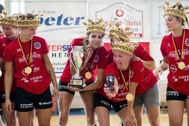 Handball, Damen, Thüringer HC ist Deutscher Meister 1. HANDBALL DAMEN BUNDESLIGA THÜRINGER HC - BAYER LEVERKUSEN 26 05 2018 - Bad Langensalza: Die Damen des Thüringer HC feiern ihre Meisterschaft nach dem Damen 1. Bundesliga Handball Spiel des Thüringer HC gegen TSV Bayer 04 Leverkusen am 26. Mai 2018 in Bad Langensalza. _________________