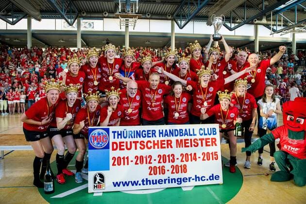 Bilder des Tages - SPORT Handball, Damen, Thüringer HC ist Deutscher Meister 1. HANDBALL DAMEN BUNDESLIGA THÜRINGER HC - BAYER LEVERKUSEN 26 05 2018 - Bad Langensalza: Die Damen des Thüringer HC feiern ihre Meisterschaft nach dem Damen 1. Bundesliga Handball Spiel des Thüringer HC gegen TSV Bayer 04 Leverkusen am 26. Mai 2018 in Bad Langensalza. _________________