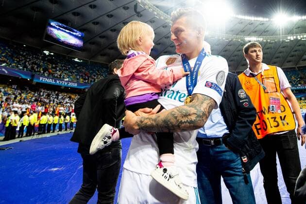 Themen der Woche - SPORT KW21 Bilder des Tages - SPORT 180526 Toni Kroos of Real Madrid celebrates with his child after the UEFA Champions League final between Real Madrid and Liverpool on May 26, 2018 in Kyiv. Photo: Vegard Wivestad Grott BILDBYRAN kod VG 170178 *** 180526 Toni Kroos or Real Madrid celebrates with his child after the UEFA Champions League final between Real Madrid and Liverpool on May 26, 2018 in Kyiv Photo Vegard Wivestad Grott BILDBYRAN Code VG 170178  Copyright: VEGARDxWIVESTADxGRoTT BB180526ZL049