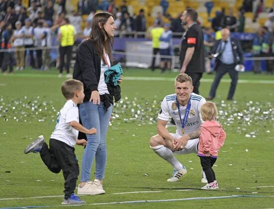26.05.2018, Fussball UEFA Championsleague Finale 2018, Real Madrid - FC Liverpool, im Olympiastadion Kiew (Ukraine). Sieger Real Madrid feiert den Gewinn der Champions League , Toni Kroos (re., Real Madrid) mit Freundin Jessica Farber und ihren gemeinsamen Kindern