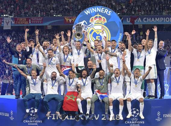 26.05.2018, Fussball UEFA Championsleague Finale 2018, Real Madrid - FC Liverpool, im Olympiastadion Kiew (Ukraine). Sieger Real Madrid feiert den Gewinn der Champions League , mi. Sergio Ramos (Real Madrid) mit dem Pokal