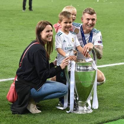 Fußball Champions League Finale Real Madrid - FC Liverpool am 26.05.2018 im Olympiastadion in Kiew Toni Kroos ( Madrid ) mit Familie und dem Champions League Pokal