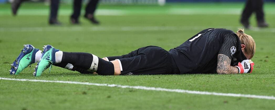 Fußball Champions League Finale Real Madrid - FC Liverpool am 26.05.2018 im Olympiastadion in Kiew Loris Karius ( Liverpool ) enttäuscht am Boden