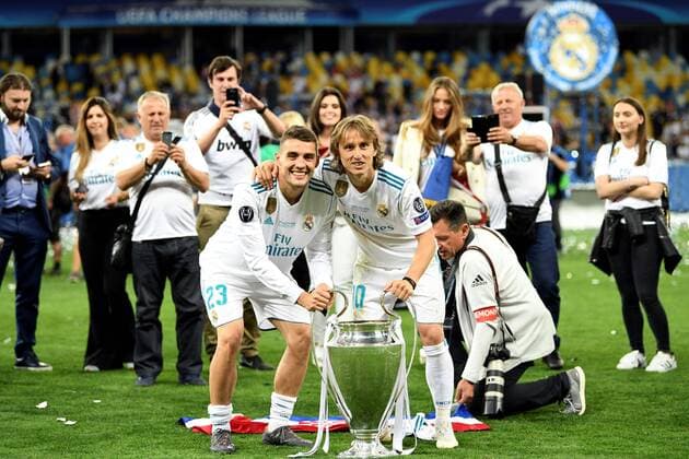 Real Madrid s players Mateo Kovacic (L) and Luka Modric (R) celebrate with the trophy after their team won the UEFA Champions League final game between Real Madrid and Liverpool FC at the NSC Olimpiyskiy stadium in Kiev, Ukraine, 26 May 2018. UCL Final 2018 - Real Madrid vs Liverpool FC !ACHTUNG: NUR REDAKTIONELLE NUTZUNG!  Copyright: xMykolaxTysx RML01 20180526-636629758146120244