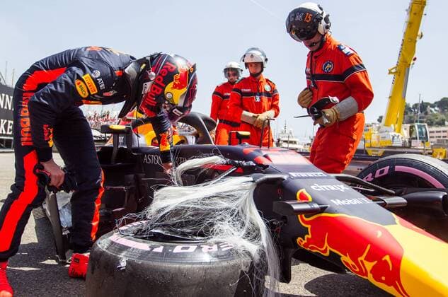 Themen der Woche - SPORT KW21 Bilder des Tages - SPORT May 26, 2018 - Monte Carlo, Monaco - MAX VERSTAPPEN of Netherlands checks out the suspension damage to his Red Bull Racing-TAG Heuer RB14 after crashing during morning practice for the Formula One Grand Prix de Monaco. The damage done also required a gearbox change, and repairs were not completed in time for Verstappen to set a time during Saturday s qualifying session. F1 2018: Monaco Grand Prix: Qualifying  - ZUMAn230 20180526_zaa_n230_1009 Copyright: xRobertxSzaniszlox
