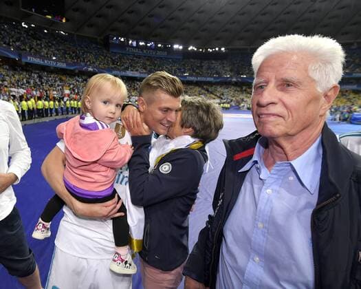 26.05.2018, Fussball UEFA Championsleague Finale 2018, Real Madrid - FC Liverpool, im Olympiastadion Kiew (Ukraine). Championsleague-Sieger Toni Kroos (Real Madrid) hat nach dem Spiel seine Familie um sich versammelt, auf dem Arm das Töchterchen, das neugierig zu den Fotografen schaut. re: Mutter Kroos.