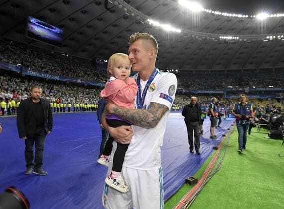 26.05.2018, Fussball UEFA Championsleague Finale 2018, Real Madrid - FC Liverpool, im Olympiastadion Kiew (Ukraine). Championsleague-Sieger Toni Kroos (Real Madrid) hat nach dem Spiel seine Familie um sich versammelt, auf dem Arm das Töchterchen.