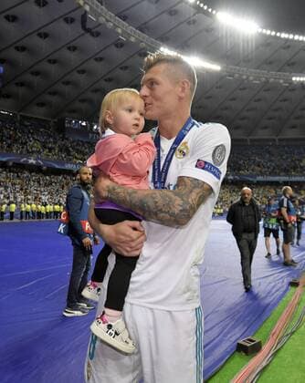 26.05.2018, Fussball UEFA Championsleague Finale 2018, Real Madrid - FC Liverpool, im Olympiastadion Kiew (Ukraine). Championsleague-Sieger Toni Kroos (Real Madrid) hat nach dem Spiel seine Familie um sich versammelt, auf dem Arm das Töchterchen.