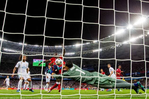 180526 Sadio Mane of Liverpool scores 1-1 behind goalkeeper Keylor Navas of Real Madrid during the UEFA Champions League final between Real Madrid and Liverpool on May 26, 2018 in Kyiv. Photo: Vegard Wivestad Gr¿tt BILDBYRN kod VG 170178 Copyright: VEGARDxWIVESTADxGR¯TT BB180526ZL055