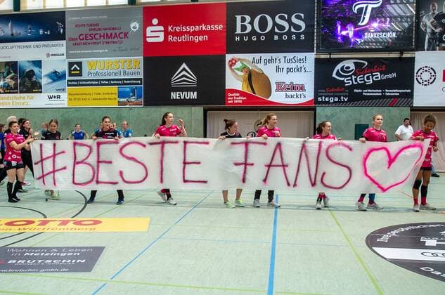 Die Mannschaft von Metzingen bedankt sich bei den Fans Handball, BL, Frauen, TusSies Metzingen - Buxtehuder SV, 26.05.18 Metzingen Copyright: xEibner-Pressefoto SCHMIDTx EP_MST