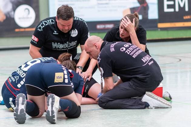 SG Kuties Team besorgt, nach verletzung von Aylin Bok (SG H2Ku Herrenberg Kuties 08), Claudia Janoch (SG H2Ku Herrenberg Kuties Trainerin)SG H2Ku Herrenberg Kuties vs. SG 09 Kirchhof, Handball, 2.Bundesliga, Frauen, HBF, Saison 17 18, 26.05.2018, SG H2Ku Herrenberg Kuties vs. SG 09 Kirchhof, Handball, 2.Bundesliga, Frauen, HBF, Saison 17 18, 26.05.2018 Herrenberg Copyright: xEIBNER WolfgangxFrankx EP_WFK