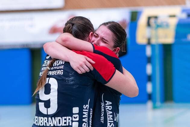 Sigesjubl SG H2Ku Herrenberg Kuties, Sarah Neubrander (SG H2Ku Herrenberg Kuties 09), Lea Neubrander (SG H2Ku Herrenberg Kuties 18), SG H2Ku Herrenberg Kuties vs. SG 09 Kirchhof, Handball, 2.Bundesliga, Frauen, HBF, Saison 17 18, 26.05.2018, SG H2Ku Herrenberg Kuties vs. SG 09 Kirchhof, Handball, 2.Bundesliga, Frauen, HBF, Saison 17 18, 26.05.2018 Herrenberg Copyright: xEIBNER WolfgangxFrankx EP_WFK