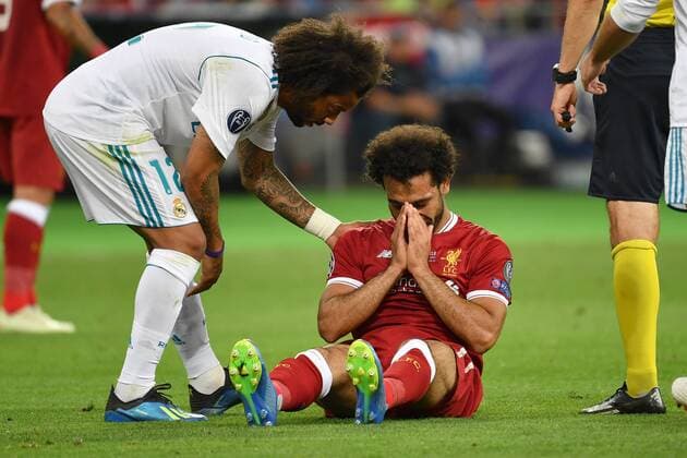 Marcelo da Silva Junior (Real Madrid) troestet Mohamed SALAH (Liverpool),der verletzt auf dem Rasen sitzt,Verletzung enttaeuscht,frustriert,niedergeschlagen, Fussball Champions League Finale 2018 Real Madrid-FC Liverpool 3-1, Saison2017 18, am 26.05.2018, Stadion NSK Olimpiyskyi