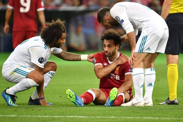 Marcelo da Silva Junior (Real Madrid) und Sergio Ramos (Real Madrid) troesten Mohamed SALAH (Liverpool),der verletzt auf dem Rasen sitzt,Verletzung enttaeuscht,frustriert,niedergeschlagen, Fussball Champions League Finale 2018 Real Madrid-FC Liverpool 3-1, Saison2017 18, am 26.05.2018, Stadion NSK Olimpiyskyi