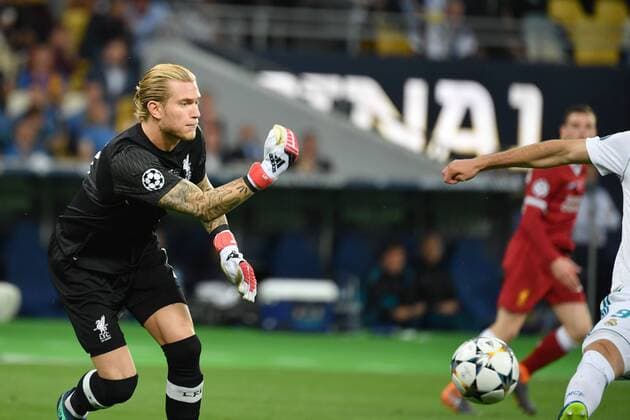 Loris KARIUS (Torwart Liverpool) wirft den Ball an das Bein von Karim Benzema (Real Madrid) -der Ball wird abgefaelscht und rollt ins Tor zum 1-0,Torwartfehler. Fussball Champions League Finale 2018 Real Madrid-FC Liverpool 3-1, Saison2017 18, am 26.05.2018, Stadion NSK Olimpiyskyi