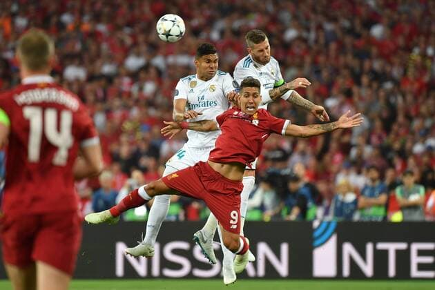 Roberto FIRMINO (Liverpool),Aktion,Zweikampf,Luftkampf gegen CASEMIRO (Real Madrid,li) und Sergio Ramos (Real Madrid).Kopfball. Fussball Champions League Finale 2018 Real Madrid-FC Liverpool 3-1, Saison2017 18, am 26.05.2018, Stadion NSK Olimpiyskyi