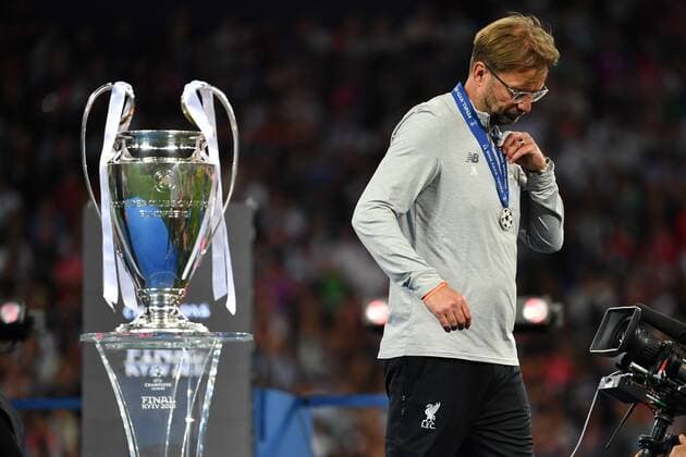 Juergen KLOPP (Trainer Liverpool) geht am Pokal vorbei,Cup,Trophaee,Siegerehrung, Enttaeuschung,Frust,enttaeuscht, frustriert,niedergeschlagen, Fussball Champions League Finale 2018 Real Madrid-FC Liverpool 3-1, Saison2017 18, am 26.05.2018, Stadion NSK Olimpiyskyi