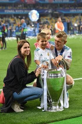 Toni KROOS (Real Madrid) posiert zusammen mit seiner Familie mit dem Pokal,Cup,Trophaee, Fussball Champions League Finale 2018 Real Madrid-FC Liverpool 3-1, Saison2017 18, am 26.05.2018, Stadion NSK Olimpiyskyi